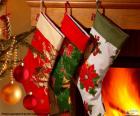 Χριστουγεννιάτικη διακόσμηση με κάλτσες και κρ^